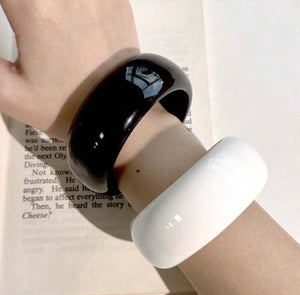 New Deadstock Black and White Resin Bangles Geometric Bracelets set of 4