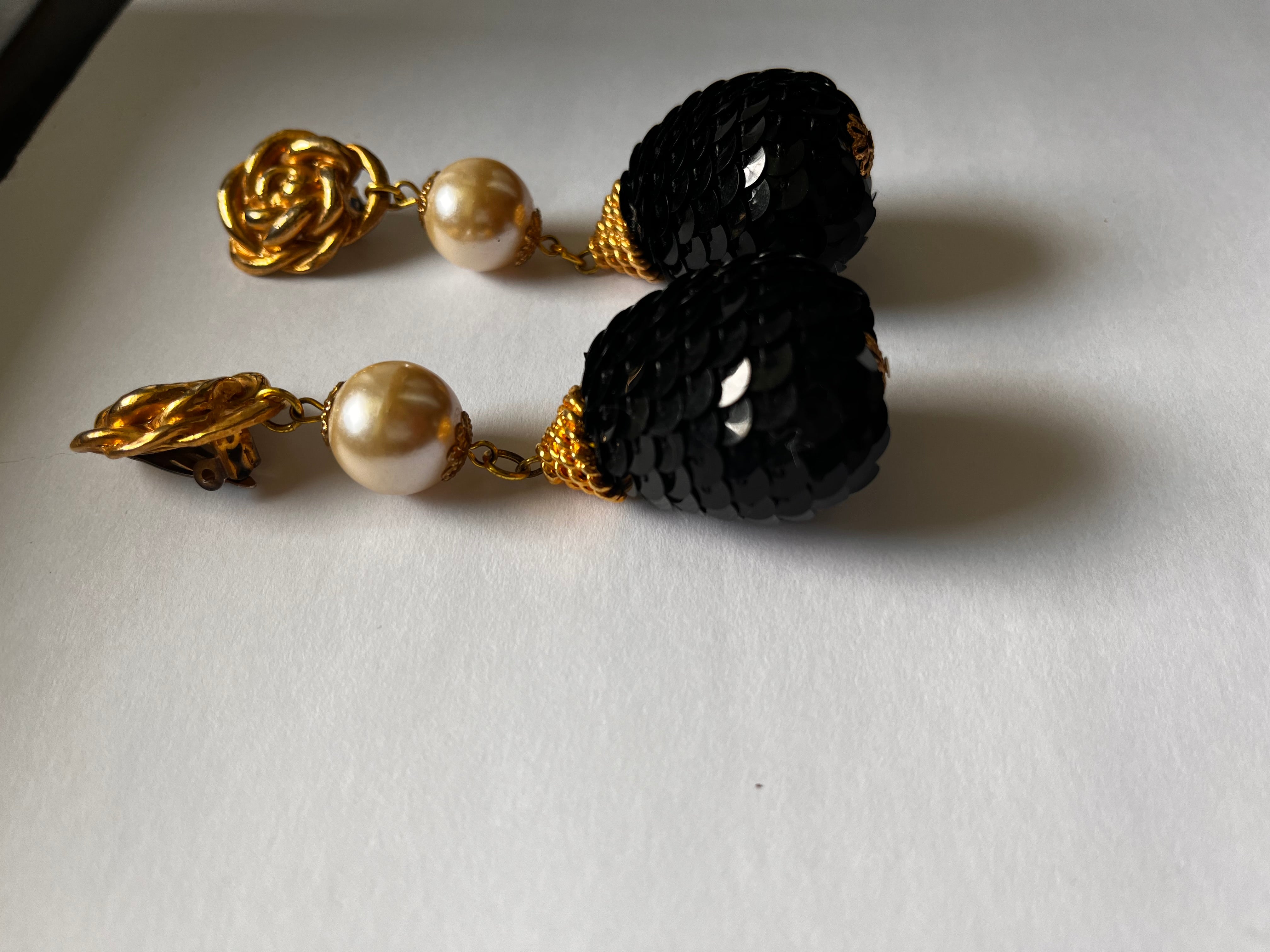 Vintage 80s Gold Toned Hardware Black Sequins Dangle Clip On Earrings