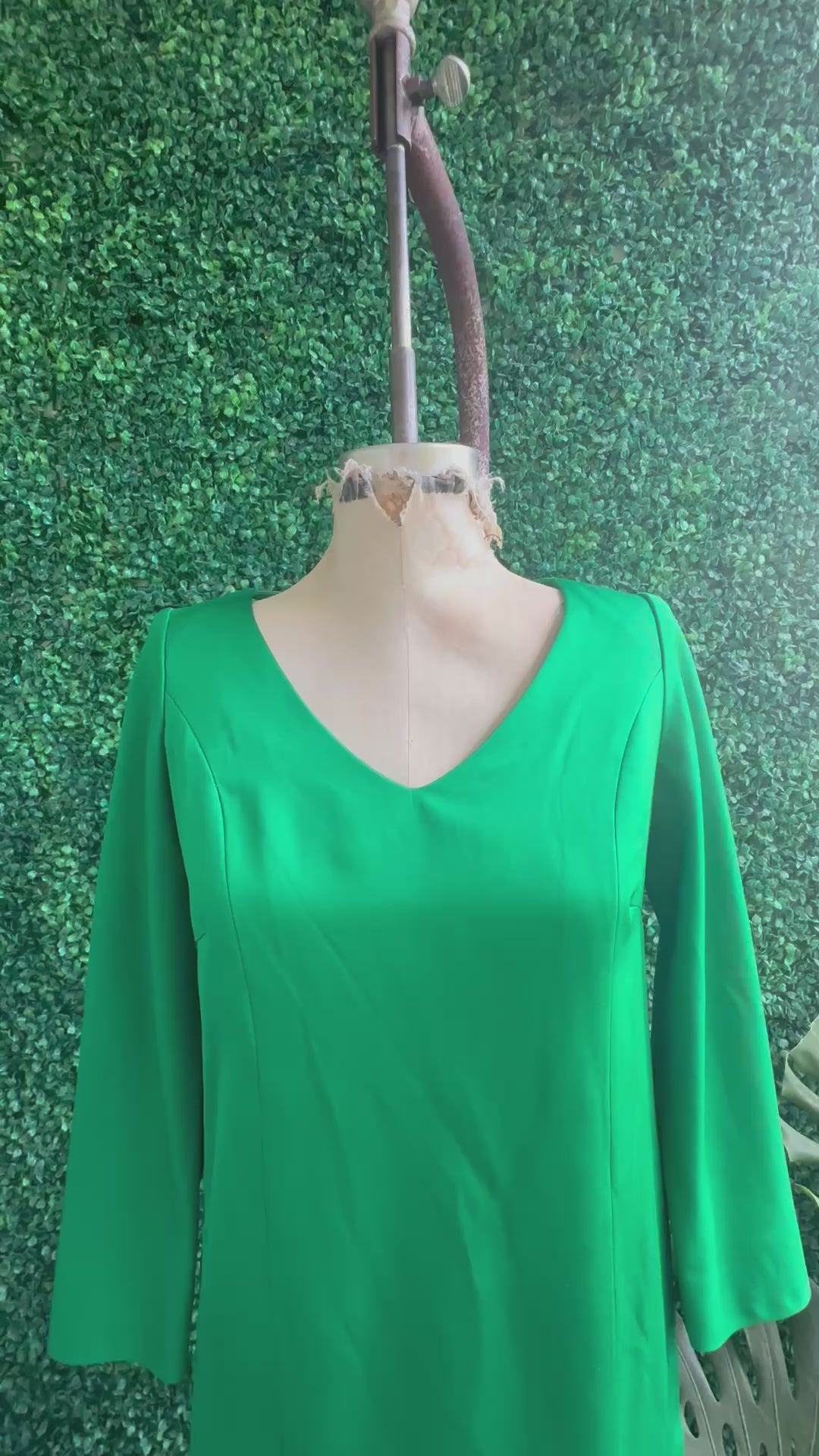 1960s Jackie Kennedy green satin dress with pleated skirt Alonso made in Italy