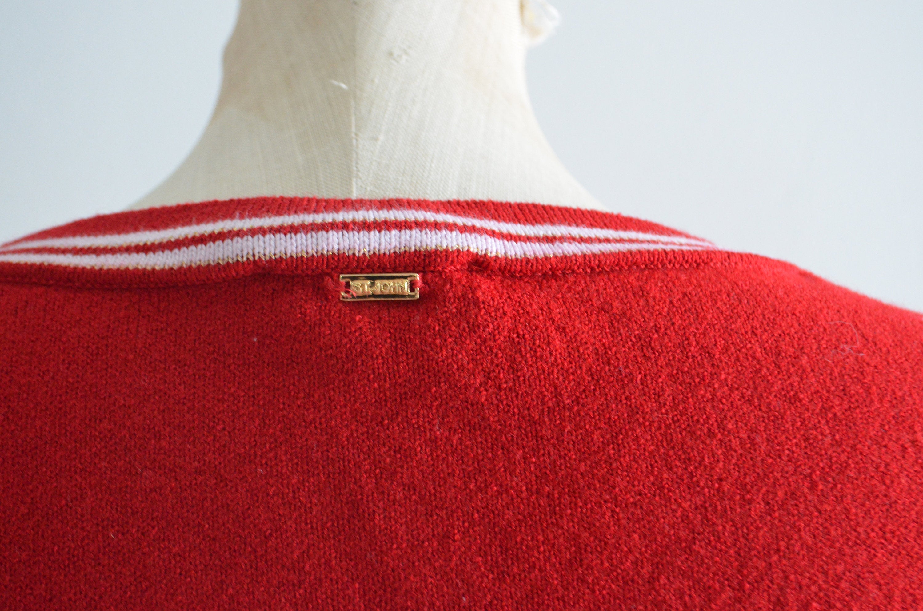 St John Sport Marie Gray Red Rib Knit Cropped Top Luxury Fine Gauge Stripe Neck Gold Fleur De Lis