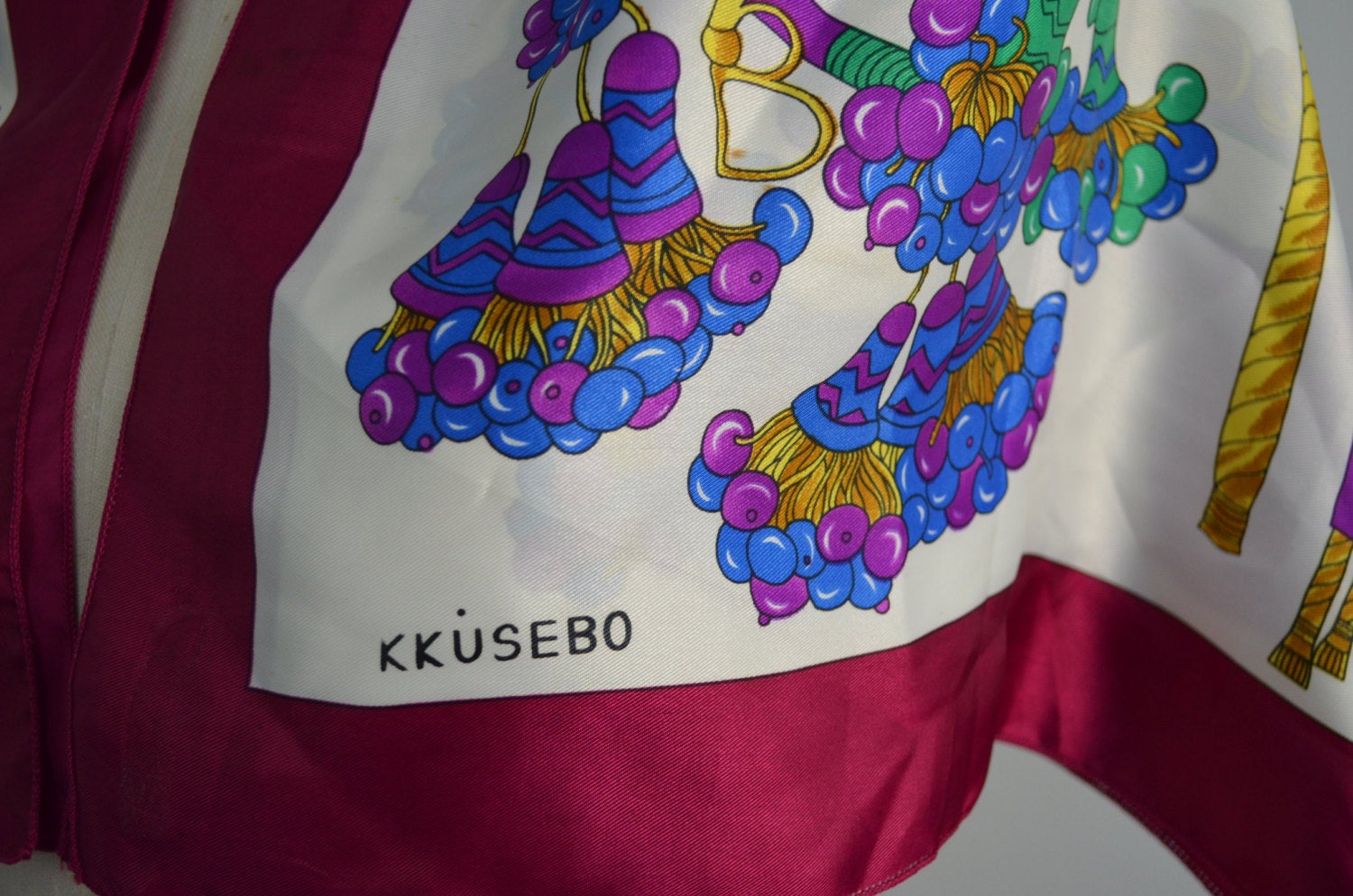Elegant Kkusebo Equestrian Multicolor Scarf